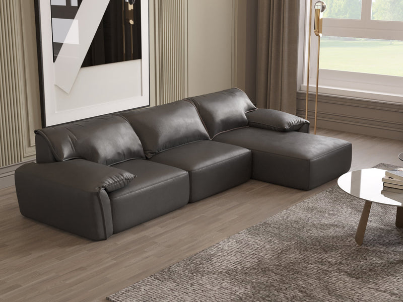 Modernes graues Ecksofa in Lederoptik in stilvollem Wohnzimmer mit Teppich und Beistelltisch