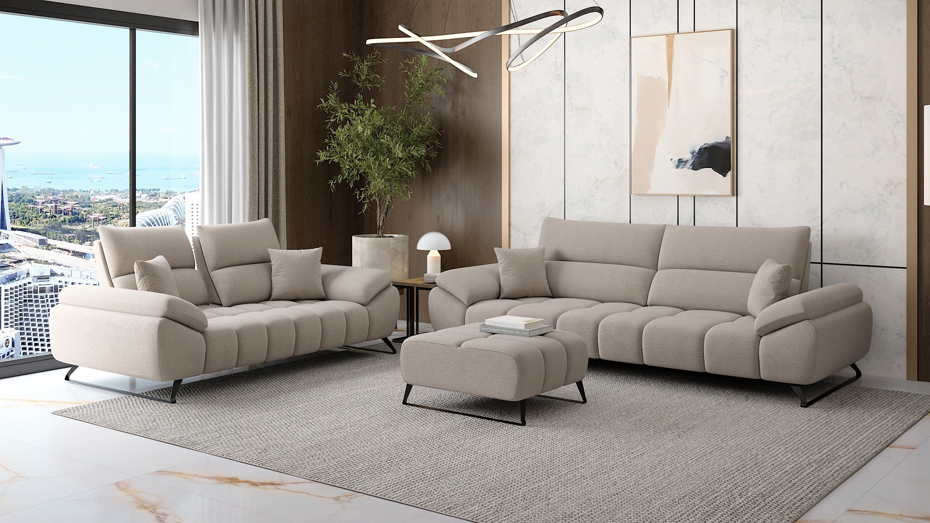 Modernes beiges Sofa-Set mit Hocker in stilvollem Wohnzimmer mit großer Fensterfront und Designbeleuchtung