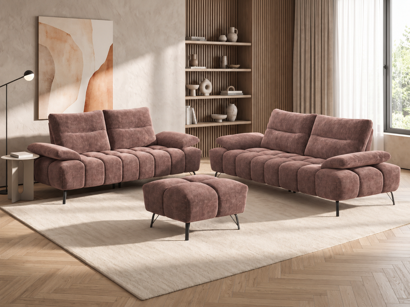 Modernes beiges Sofa-Set mit Hocker in stilvollem Wohnzimmer mit großer Fensterfront und Designbeleuchtung