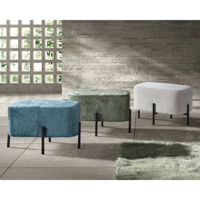 Moderne Hocker in Blau, Grün und Beige mit Metallgestell in stilvollem Raum