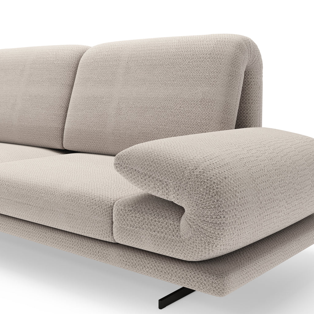 Detailansicht eines modernen Sofas in Beige mit gepolsterter Armlehne und strukturierter Stoffoberfläche.