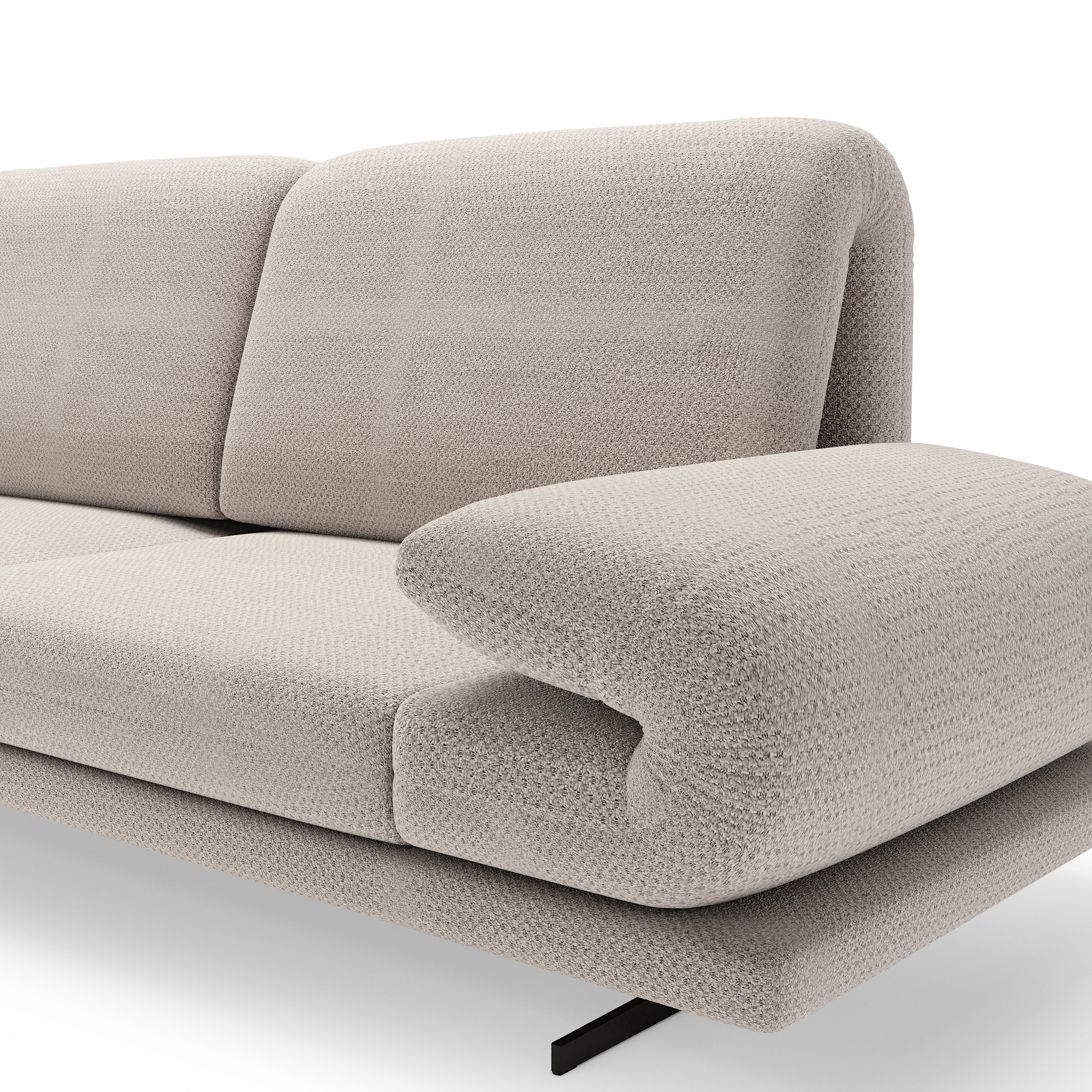 Detailansicht eines modernen Sofas in Beige mit gepolsterter Armlehne und strukturierter Stoffoberfläche.
