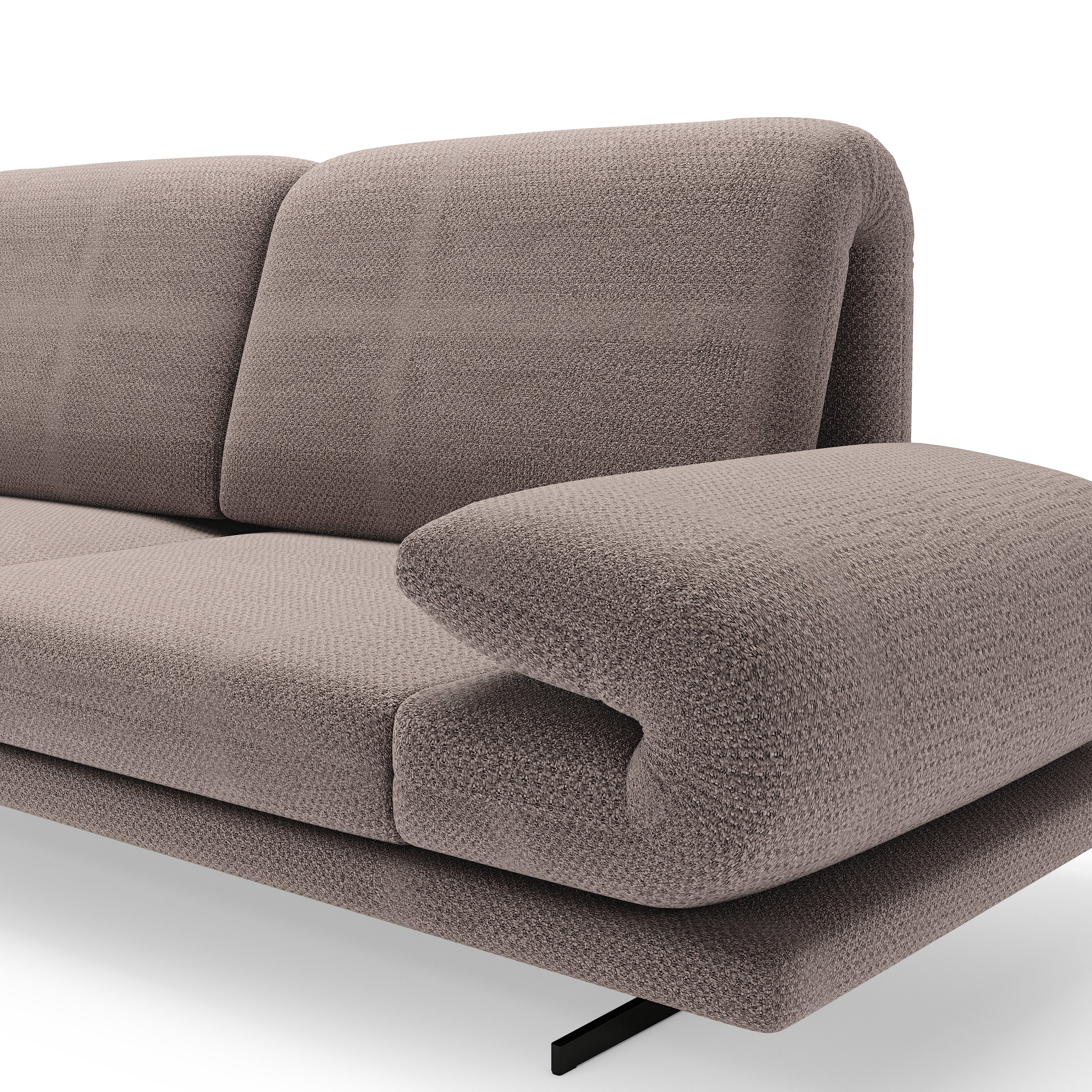 Detailansicht eines modernen Sofas in Braun mit weicher Polsterung und markanter Armlehne.