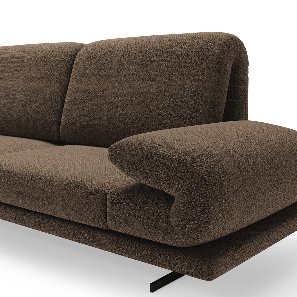 Detailansicht eines modernen Sofas in dunklem Braun mit strukturierter Polsterung und markanter Armlehne.