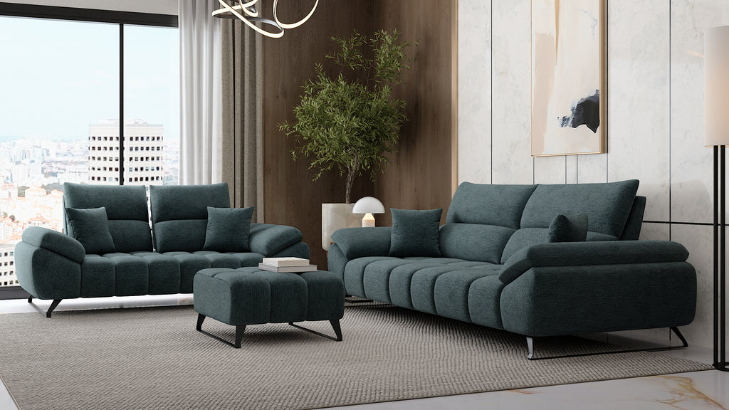 Modernes Wohnzimmer mit dunkelgrüner Polstergarnitur bestehend aus Sofa, Zweisitzer und Hocker auf Teppich, vor großer Fensterfront mit Stadtblick.