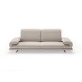 Modernes beiges Sofa mit breiten Armlehnen und schlanken Metallfüßen auf neutralem Hintergrund.