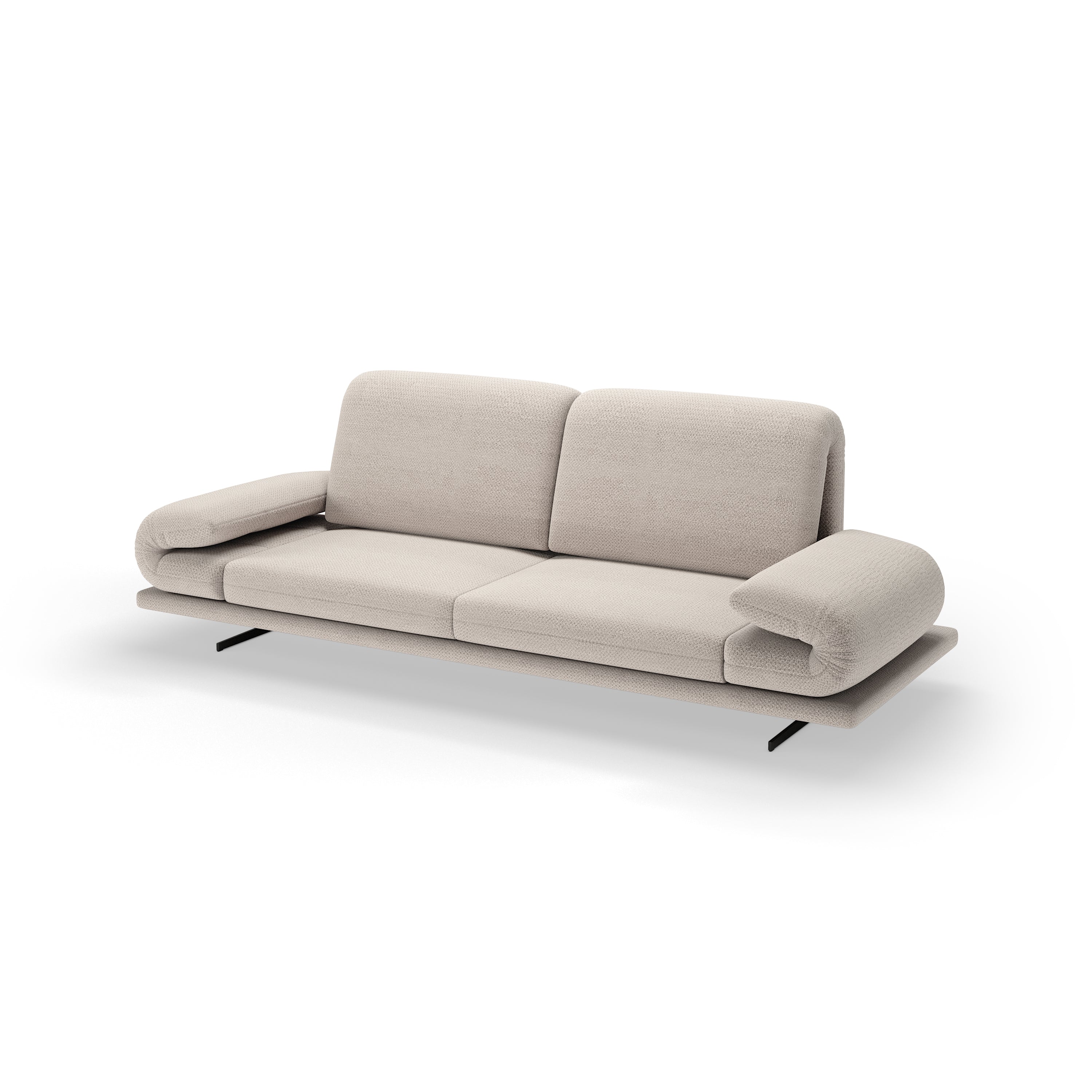 Modernes Sofa in Beige mit weichen Armlehnen und schlichten Metallfüßen auf neutralem Hintergrund.