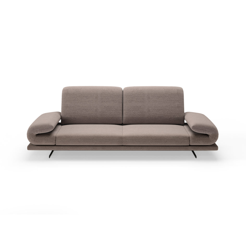 Modernes braunes Sofa mit breiten Armlehnen und schlanken Metallfüßen auf neutralem Hintergrund.
