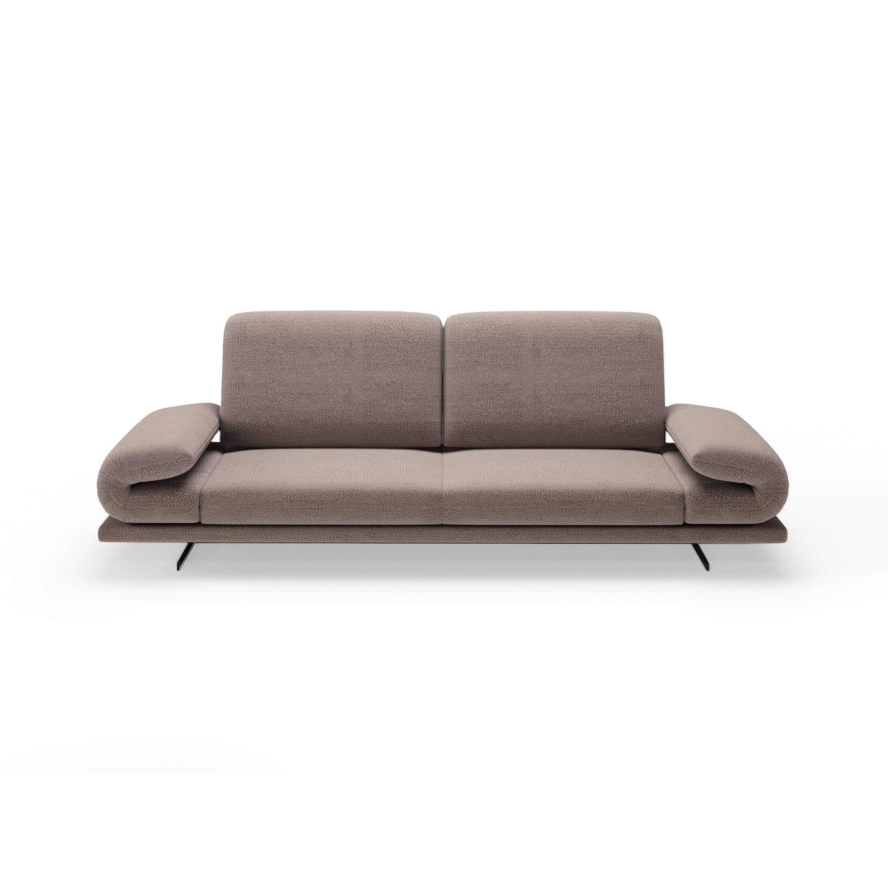 Modernes braunes Sofa mit breiten Armlehnen und schlanken Metallfüßen auf neutralem Hintergrund.