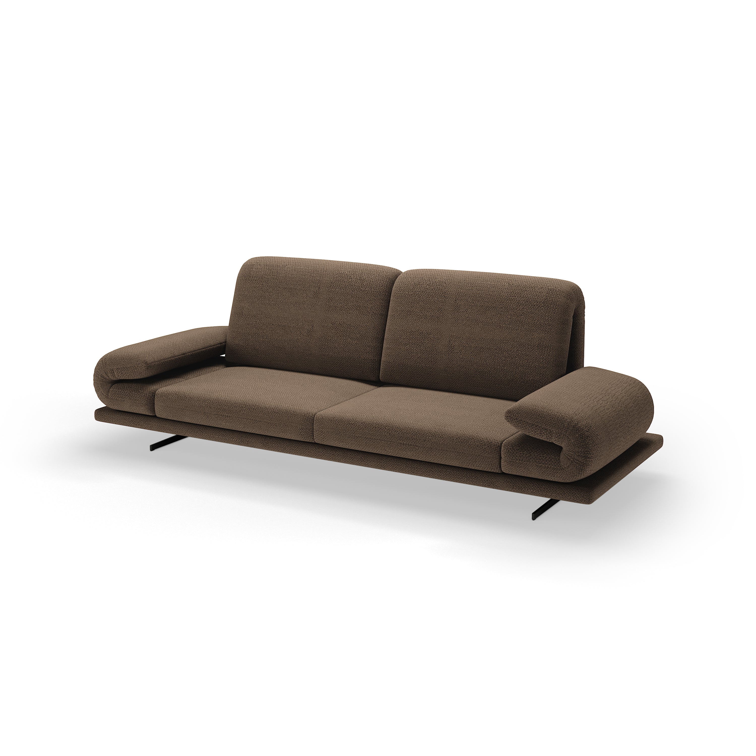 Modernes Sofa in Braun mit weichen Armlehnen und schlanken Metallfüßen vor neutralem Hintergrund.