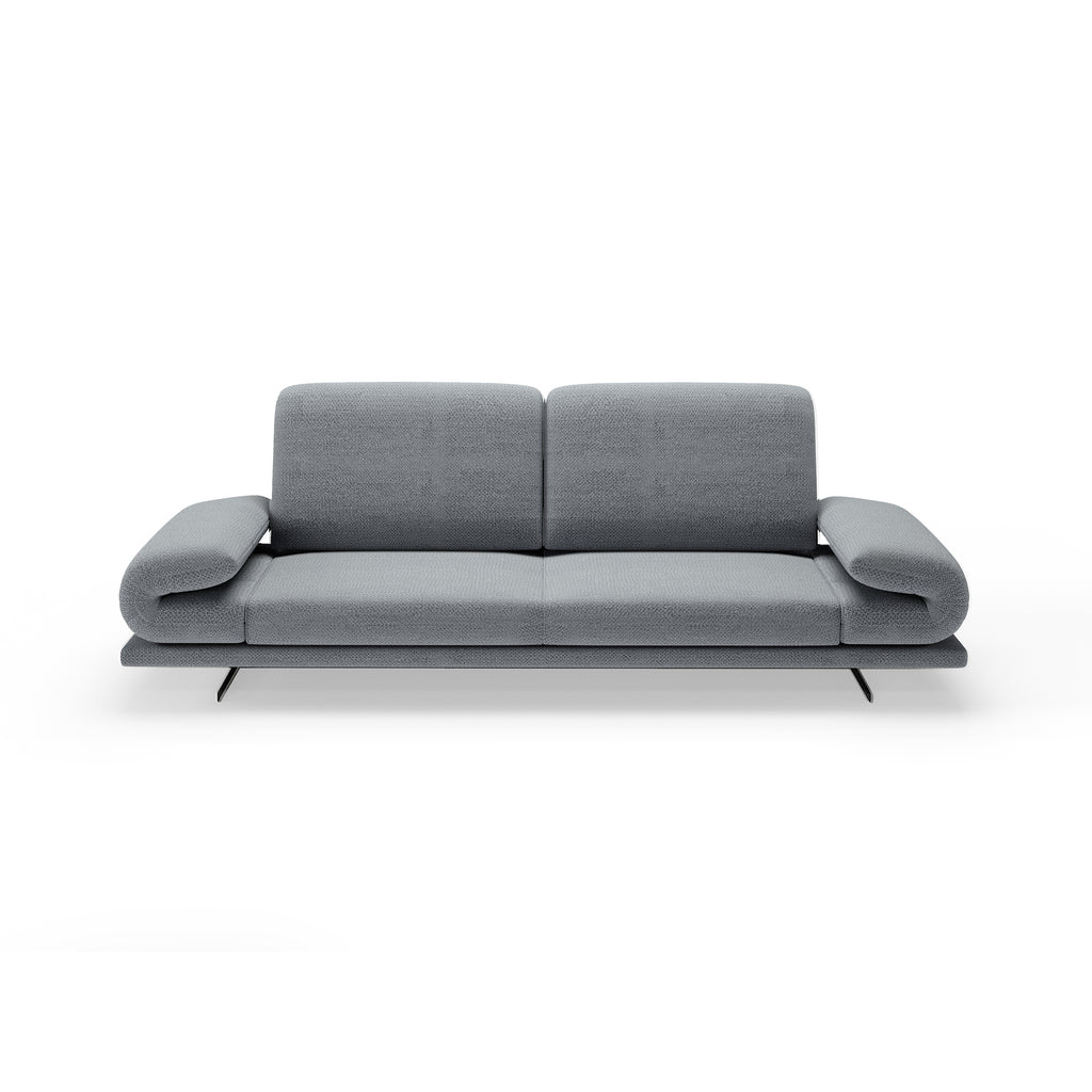 Modernes graues Sofa mit breiten Armlehnen und filigranen Metallfüßen auf neutralem Hintergrund.