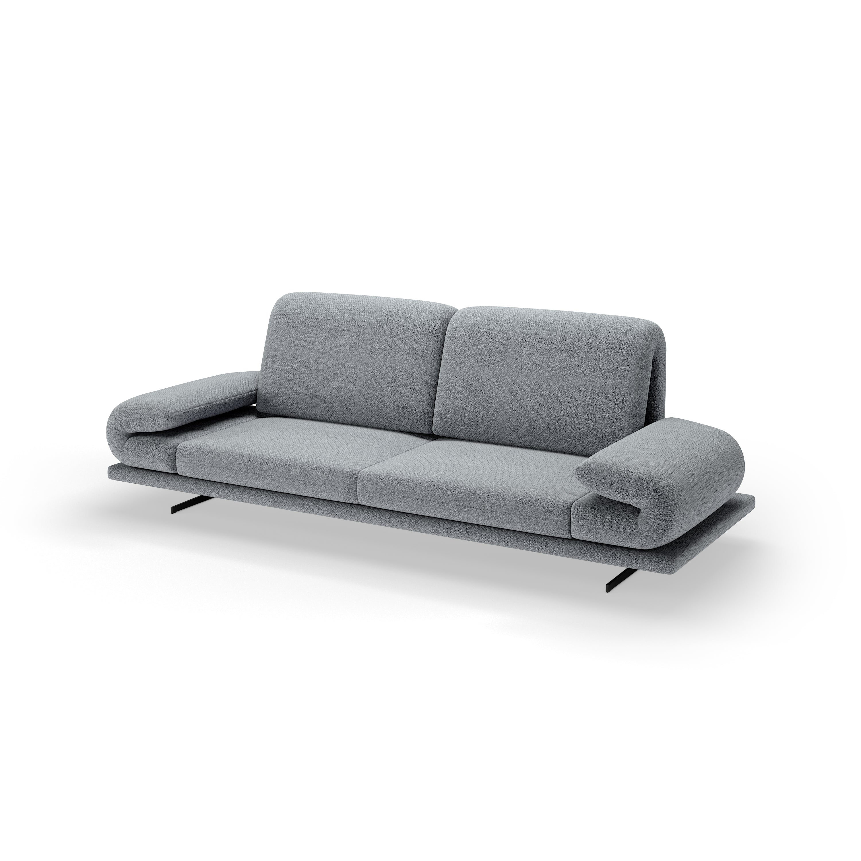 Modernes Sofa in Hellgrau mit weichen Armlehnen und schlanken Metallfüßen vor neutralem Hintergrund.