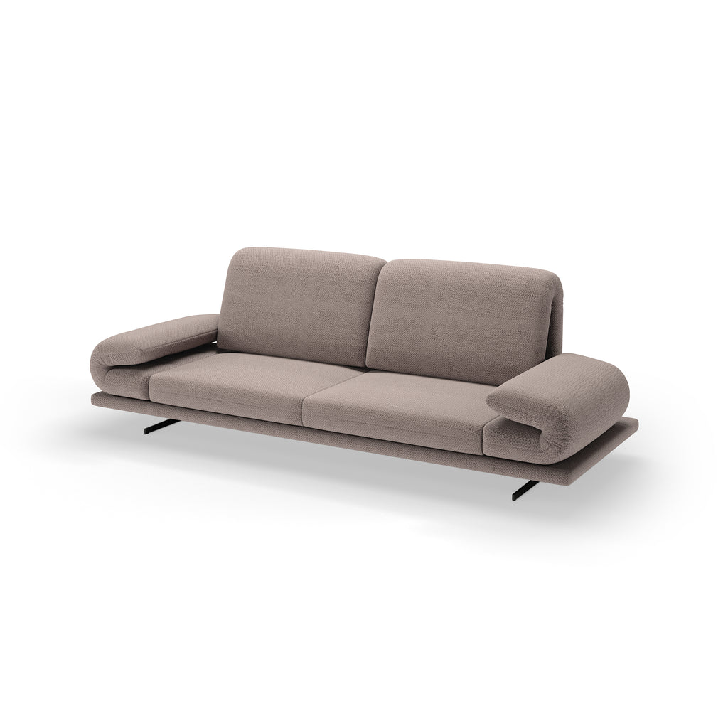 Modernes Sofa in Taupe mit weich gepolsterten Armlehnen und schlanken Metallfüßen vor neutralem Hintergrund.