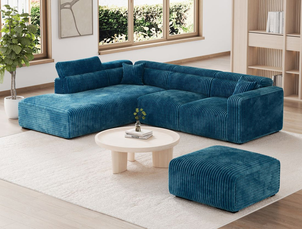 Blaues Ecksofa aus Cord mit passendem Hocker in modernem, hellen Wohnzimmer.