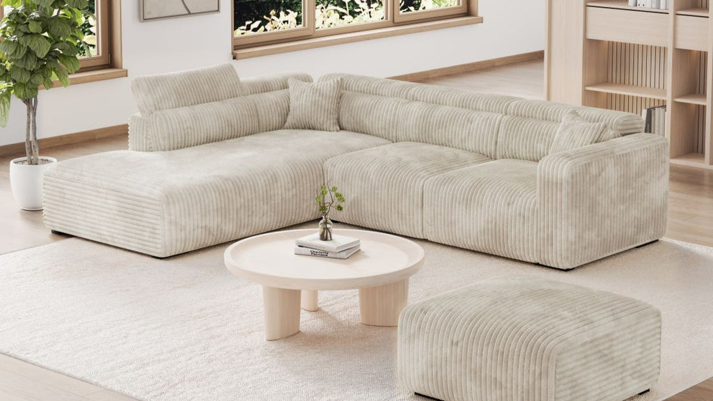 Helles Ecksofa aus Cordstoff in Creme mit passendem Hocker in wohnlicher, minimalistischer Einrichtung.