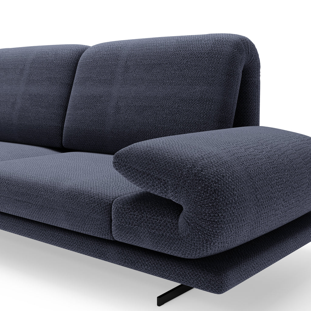 Detailansicht eines modernen Sofas in Dunkelblau mit strukturierter Polsterung und markanter Armlehne.