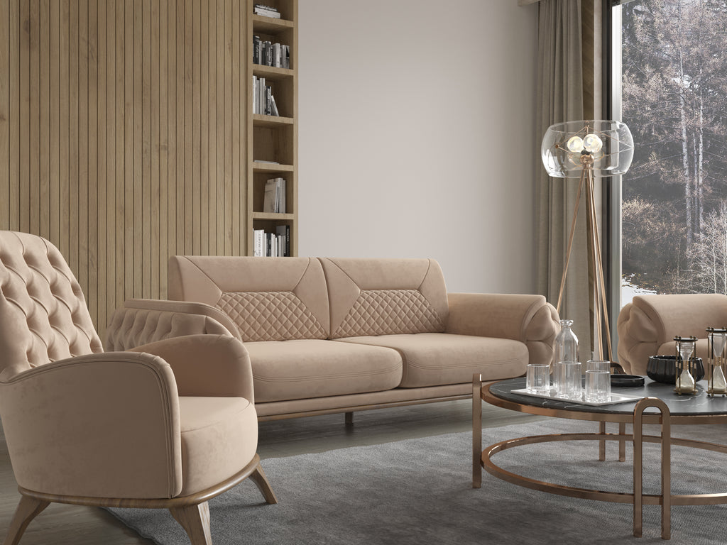 Detailansicht einer beigen Polstergarnitur mit Sofa und Sessel, rundem Couchtisch und moderner Stehleuchte in hellem Wohnzimmer mit Holzwand.