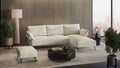 Helles gestreiftes Ecksofa mit Hocker und rundem Couchtisch vor großer Fensterfront mit Stadtblick.