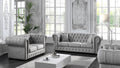 Graues Chesterfield Sofa Set im klassischen Wohnzimmer mit großen Fenstern und eleganter Einrichtung