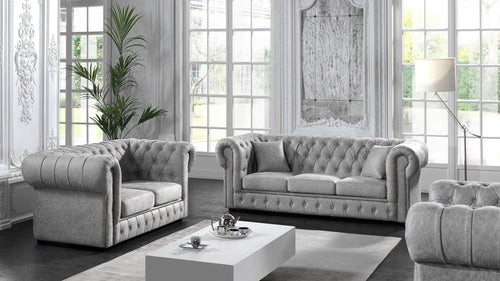 Graues Chesterfield Sofa Set im klassischen Wohnzimmer mit großen Fenstern und eleganter Einrichtung
