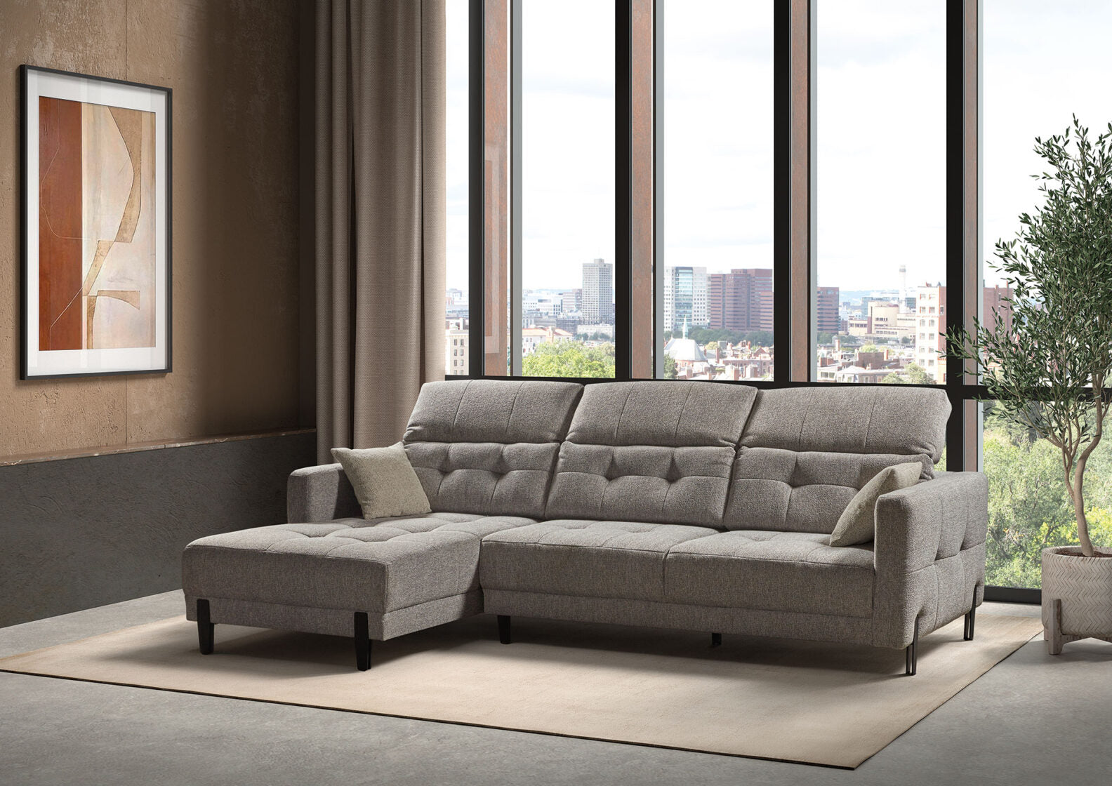 Modernes graues Ecksofa mit verstellbaren Rückenlehnen vor bodentiefen Fenstern.