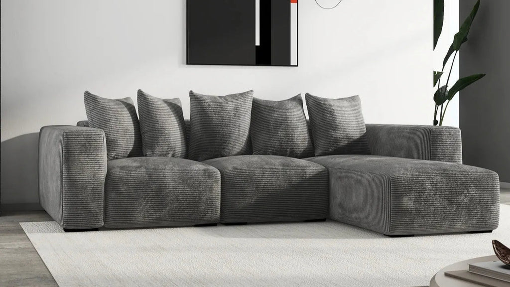 Großes graues Ecksofa mit Kissen in modernem Wohnzimmer
