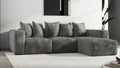 Großes graues Ecksofa mit Kissen in modernem Wohnzimmer