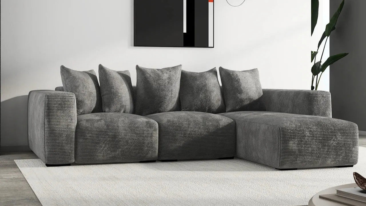 Großes graues Ecksofa mit Kissen in modernem Wohnzimmer