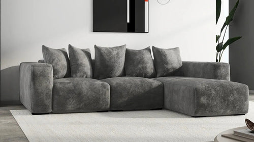 Großes graues Ecksofa mit Kissen in modernem Wohnzimmer