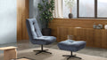 Blauer Loungesessel mit passendem Hocker in modernem Wohnraum.