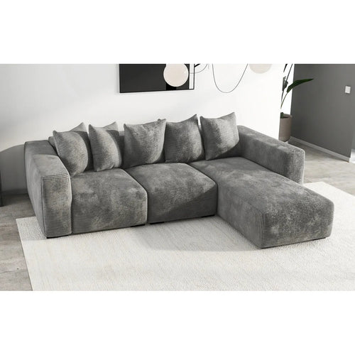 Modernes graues Ecksofa mit Cordbezug und Kissen im Wohnzimmer
