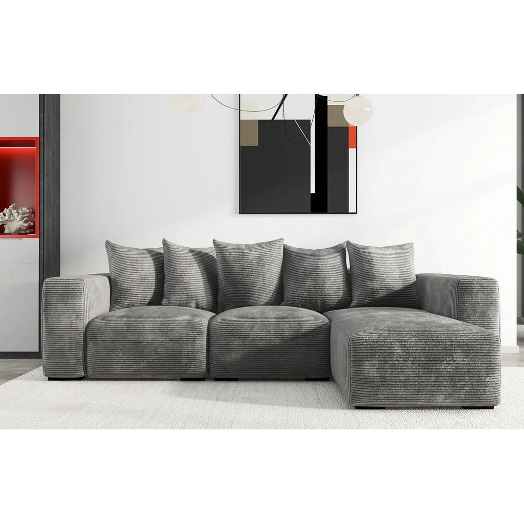 Modernes graues Ecksofa mit Cordstruktur und Kissen in minimalistischem Wohnraum