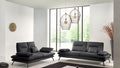 Modernes schwarzes Sofa-Set mit verstellbaren Rückenlehnen in hellem Wohnzimmer vor großer Fensterfront