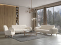 Modernes Wohnzimmer mit zwei cremefarbenen Ledersofas und Sessel, rundem Couchtisch, Design-Pendelleuchte und großer Fensterfront mit Blick auf verschneite Bäume.