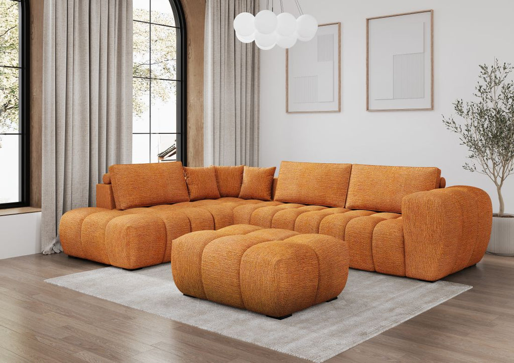 Orangenfarbenes modulares Ecksofa mit passendem Hocker in modernem Wohnzimmer mit großen Fenstern und hellen Vorhängen.