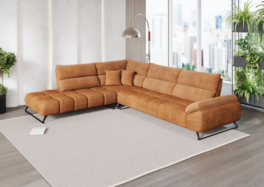 Modernes orangefarbenes Ecksofa mit Steppung in hellem Wohnraum mit großen Fenstern und Pflanzen.