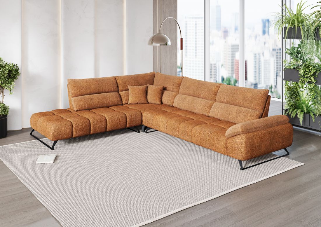 Modernes orangefarbenes Ecksofa mit Steppung in hellem Wohnraum mit großen Fenstern und Pflanzen.