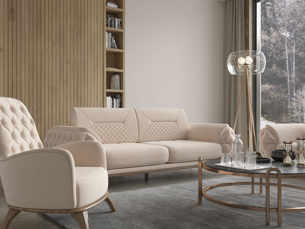 Cremefarbene Polstergarnitur mit Sofa und Sessel, rundem Couchtisch und Glasleuchte in modernem Wohnzimmer mit Holzverkleidung.