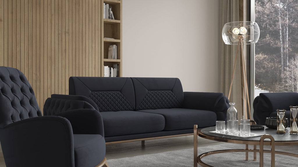 Dunkelblaue Polstergarnitur mit Sofa und Sessel, rundem Couchtisch und Glasstehleuchte in modernem Wohnzimmer mit Holzpaneelen.