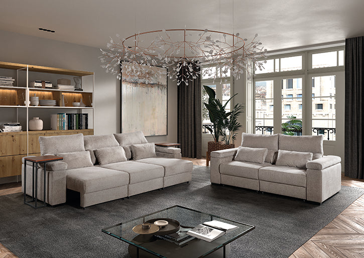 Zwei moderne Sofas in hellem Stoff in stilvoll eingerichteten Wohnzimmer.