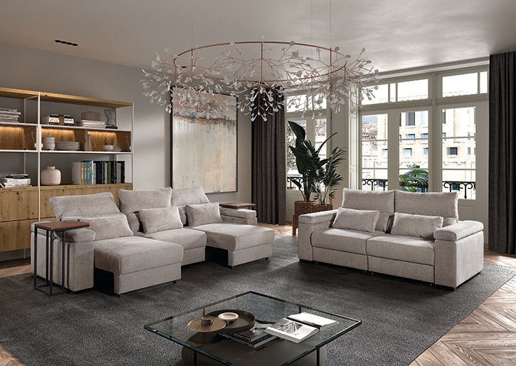 Modernes Sofa-Set mit zwei Polstermöbeln im stilvollen Wohnzimmer.