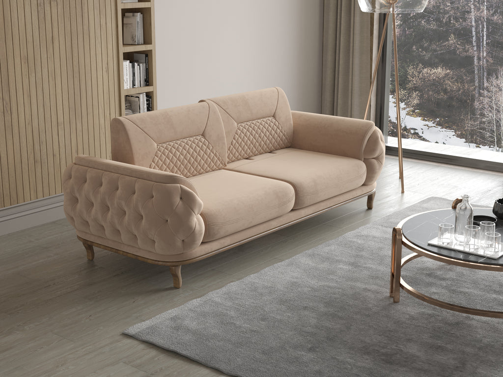 Beiges Sofa mit Knopfheftung und gesteppten Rückenpolstern in modernem Wohnzimmer mit Holzpaneelen und großer Fensterfront.