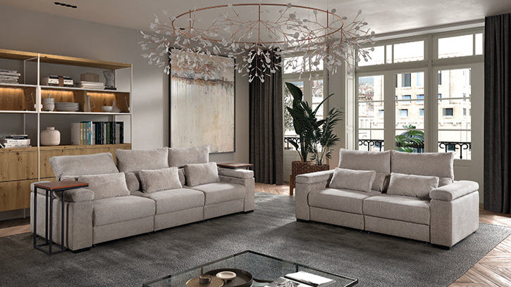 Wohnzimmer mit zwei hellen Sofas, Teppich und großem Fensterbereich.