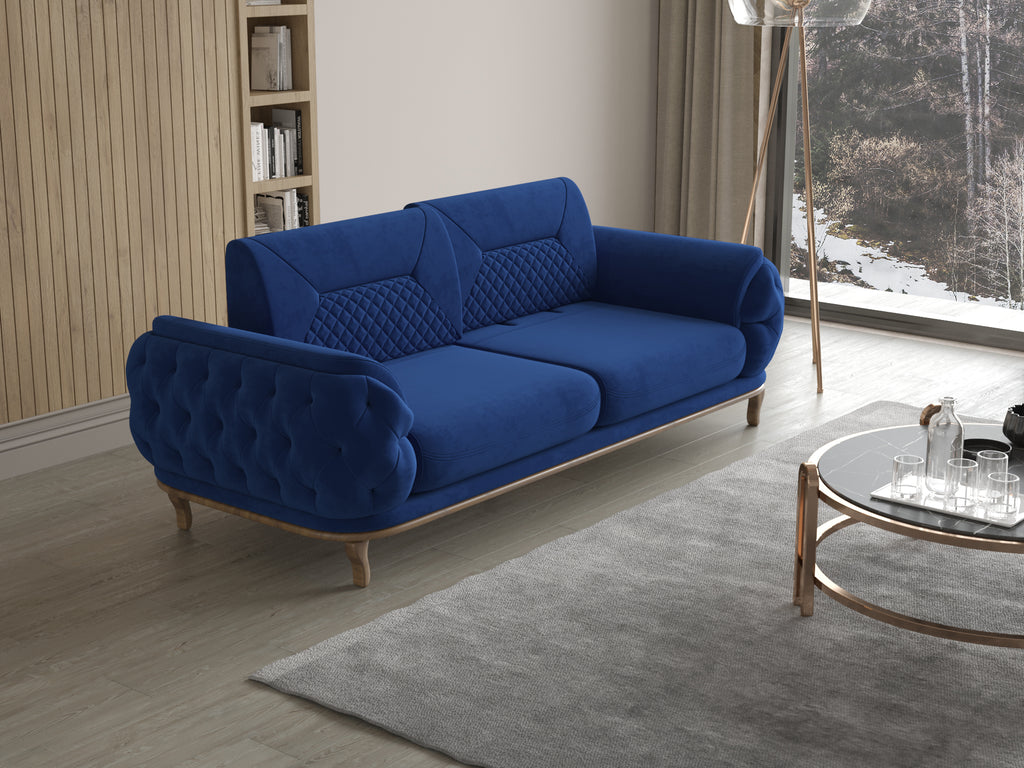 Blaues 2-Sitzer-Sofa mit gesteppter Rückenlehne und voluminösen Armlehnen in modernem Wohnzimmer mit Holzwand und großer Fensterfront.